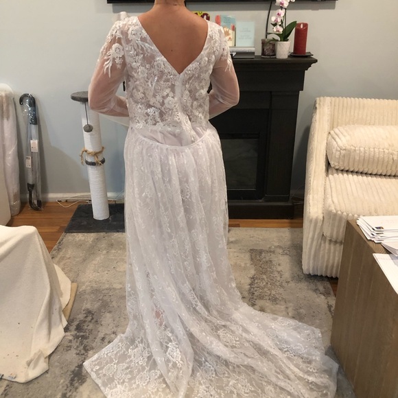 Elegant White Lace Gown - Picture 2 of 10